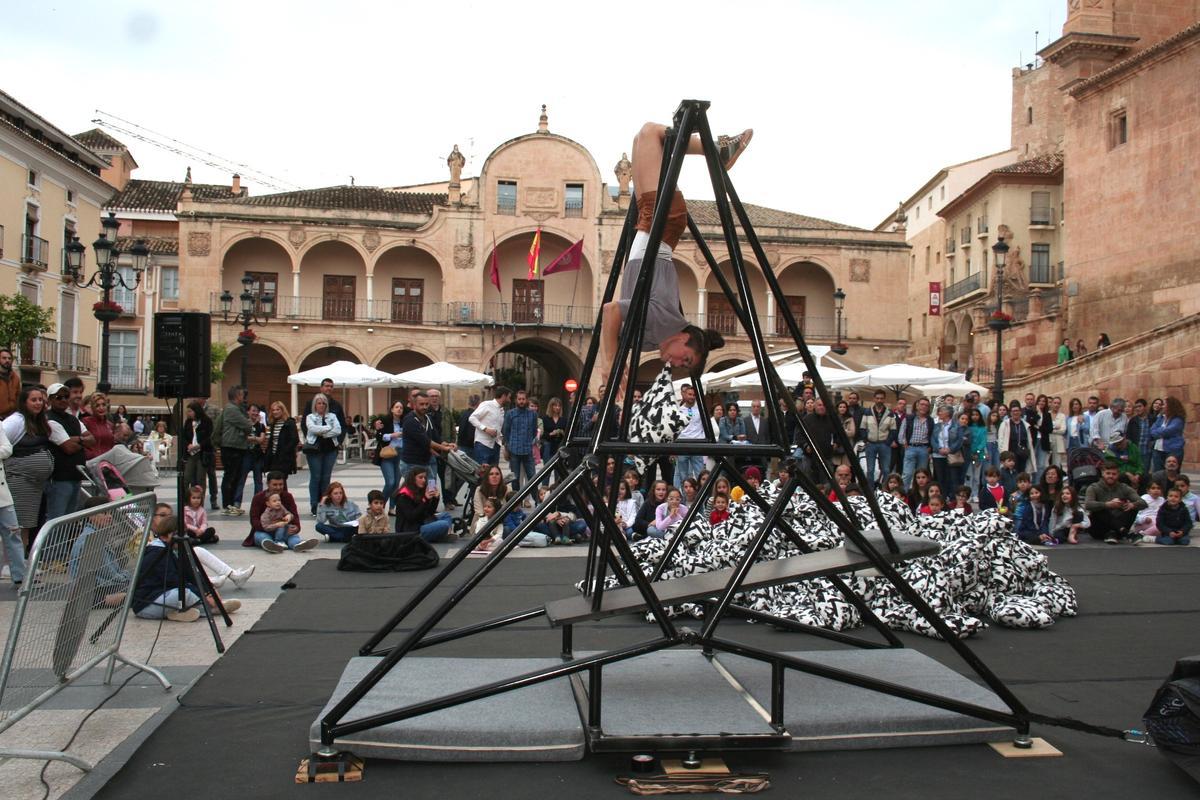 Espectáculo circense en la Plaza de España que fue seguido por decenas de pequeños.