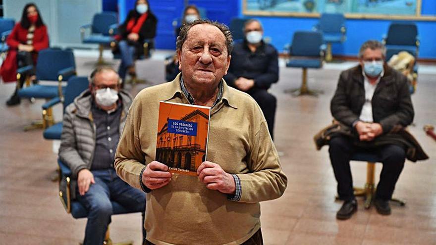 Emilio Quesada posa con su libro.  | // VÍCTOR ECHAVE