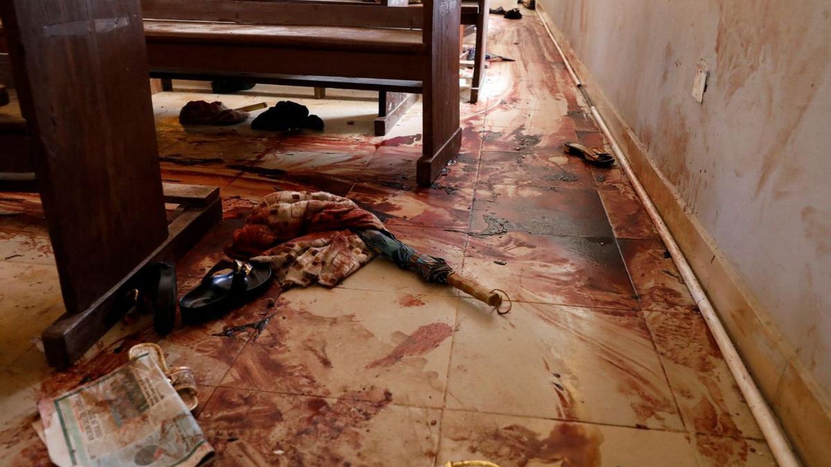 Restes de sang i sabates de les víctimes a l’interior de l’església catòlica. | REUTERS