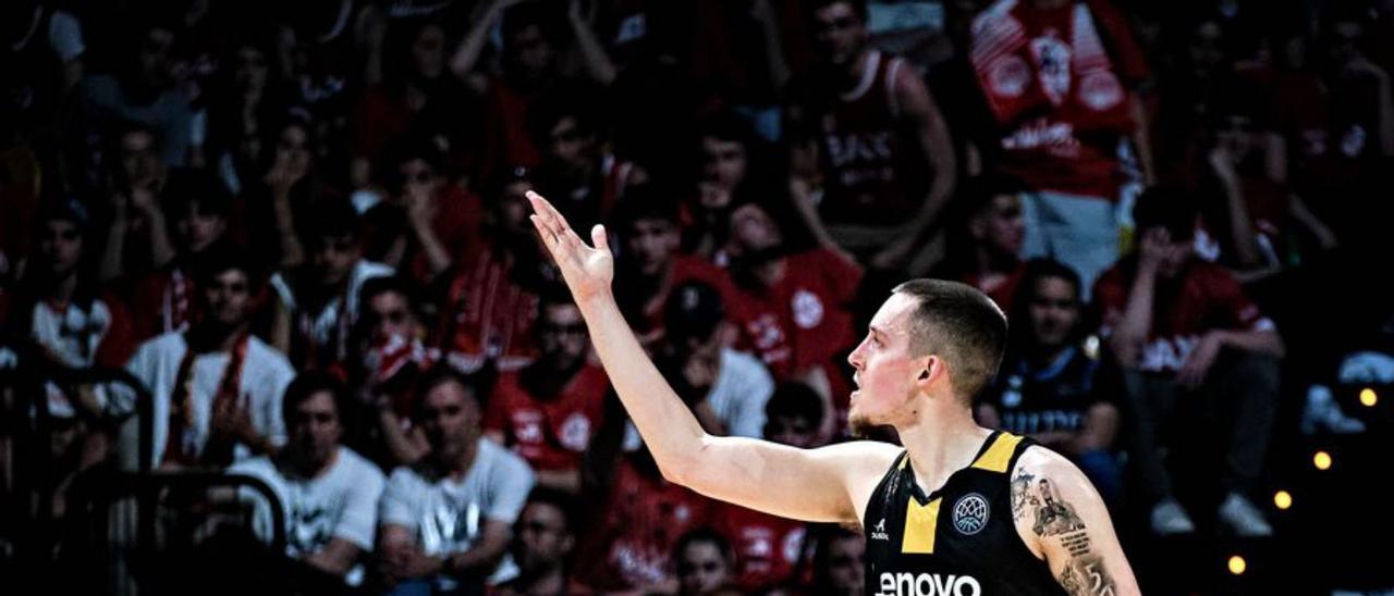 Wiltjer se dirige a la grada tras un triple del domingo. | | BCL