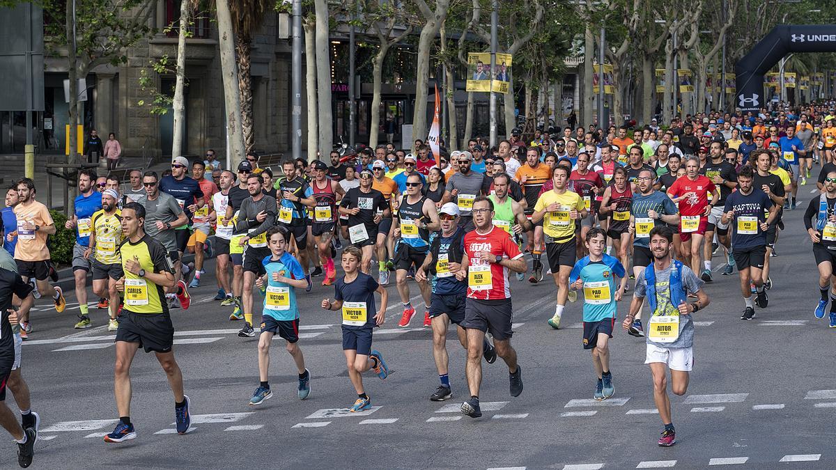 Los participantes recorren la Diagonal durante la 44 edición de la Cursa de El Corte Inglés.