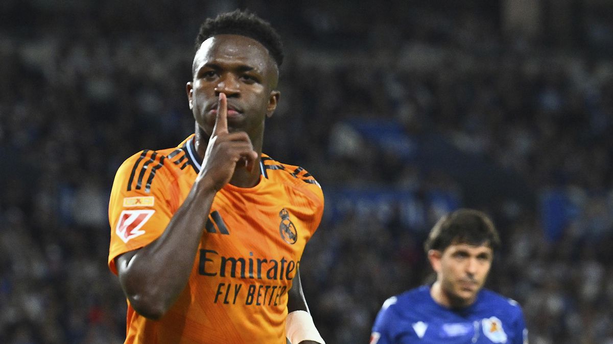 El jugador del Real Madrid, Vinicius Junior, celebra tras anotar el primer gol de penalti durante un partido de la Liga española entre la Real Sociedad El jugador del Real Madrid, Vinicius Junior, celebra tras anotar el primer gol de penalti durante un partido de la Liga española entre la Real Sociedad