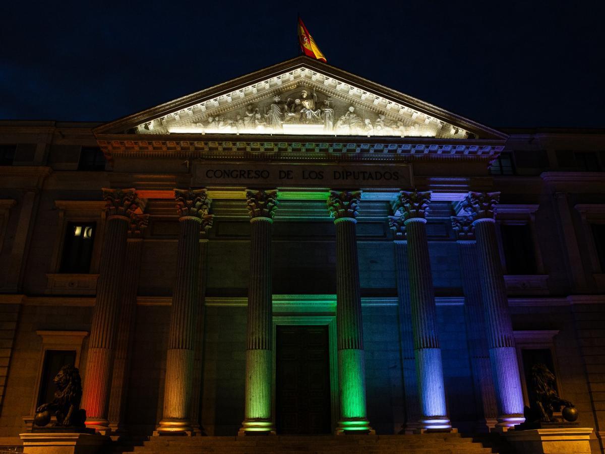 Iluminación de la fachada del Congreso de los Diputados con los colores de la bandera LGTBI+.