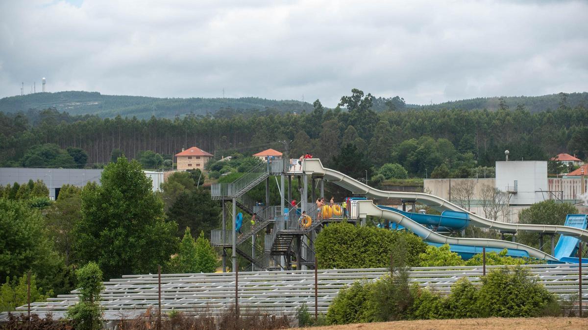 Vista actual de los paneles solares en el Aquapark de Cerceda.