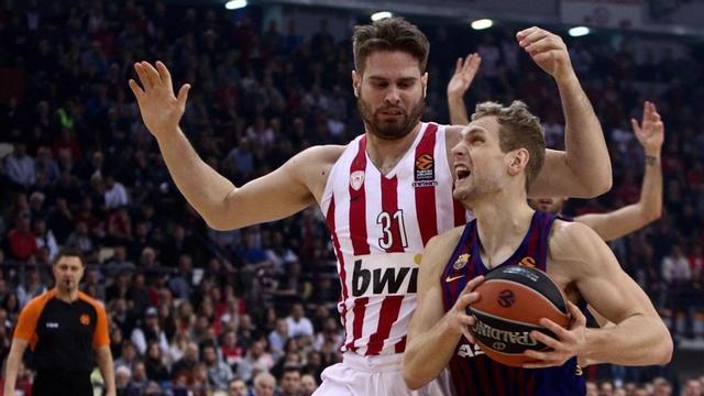 Blazic inicia una entrada a canasta en presencia de Bogris