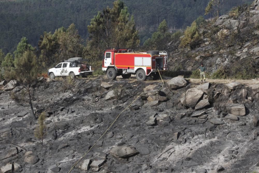 Incendios en Galicia | Un incendio nocturno quema 15 hectáreas en Domaio sobre el puente de Rande