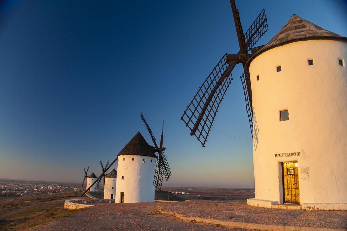 Los molinos del Alcázar de San Juan en pleno corazón de La Mancha.