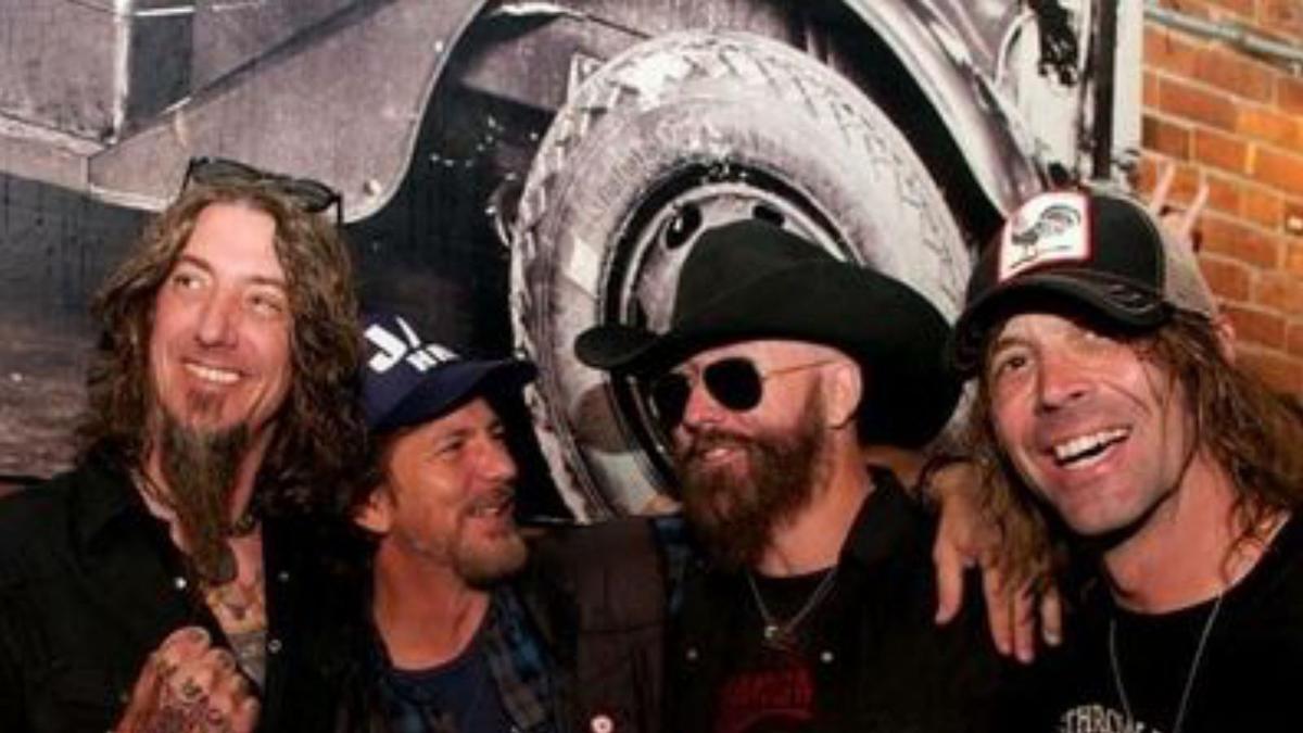 Eddie Vedder (2º iz.), líder de Pearl Jam, con Supersuckers.