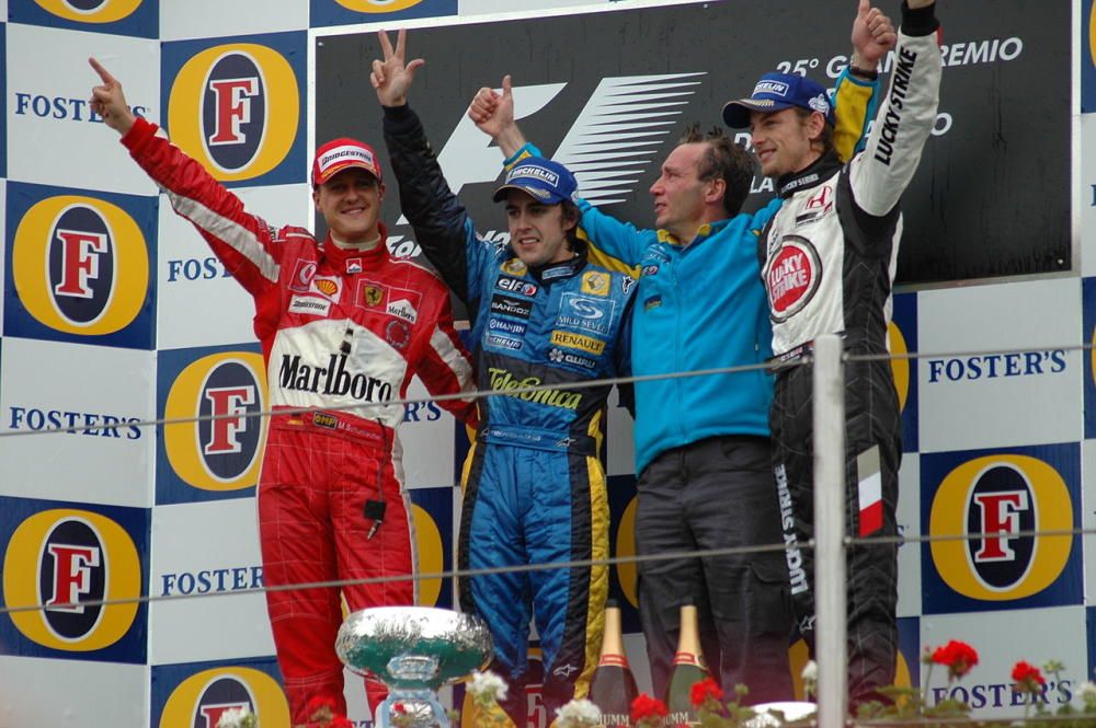 Junto a Michael Schumacher y su actual compañero de equipo Jenson Button en el podio del GP de San Marino de 2005.