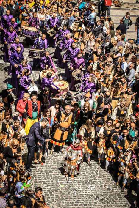 La procesión de la reliquia es uno de los actos que más agradan a los alcoyanos en el día dedicado al patrón San Jorge.