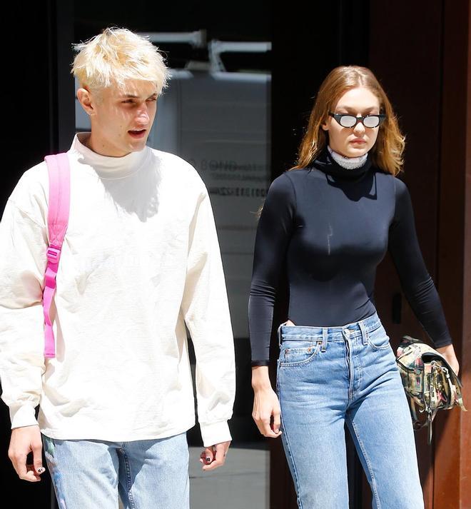 Anwar y Gigi Hadid, de paseo antes de los besos de Anwar con Kendall Jenner