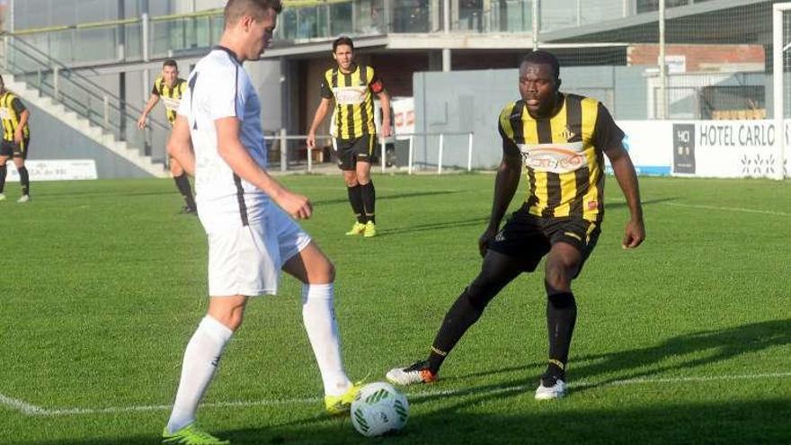 Un futbolista del Cerceda controla el balón ante un rival. // Noé Parga