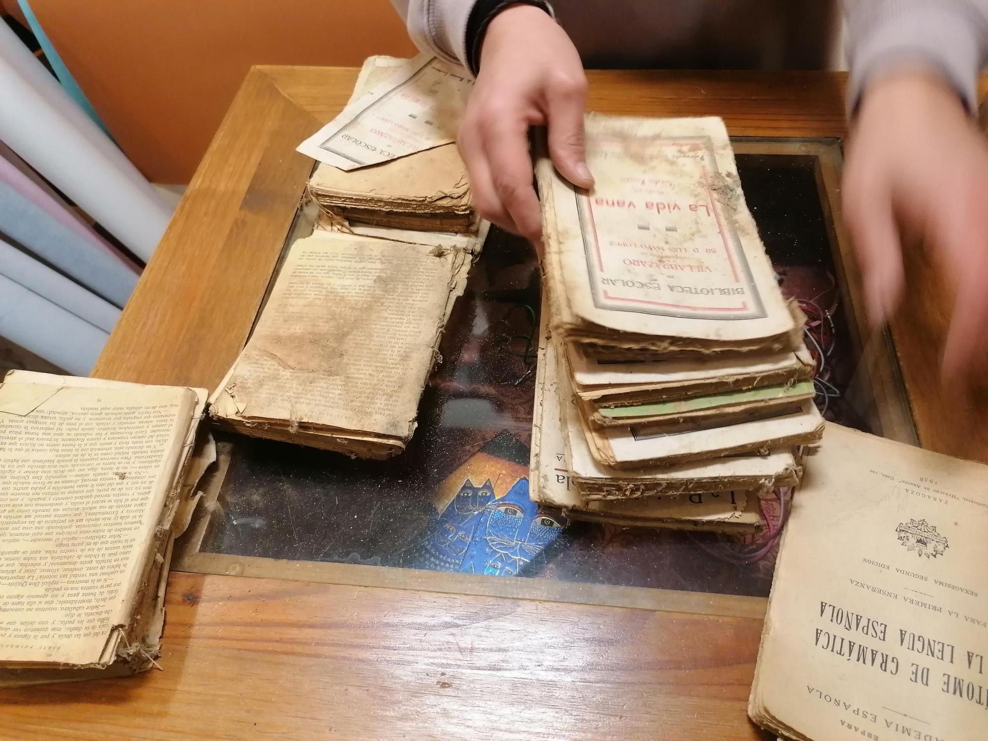 Algunos de los libros hallados en el subsuelo de las antiguas escuelas durante una reforma.