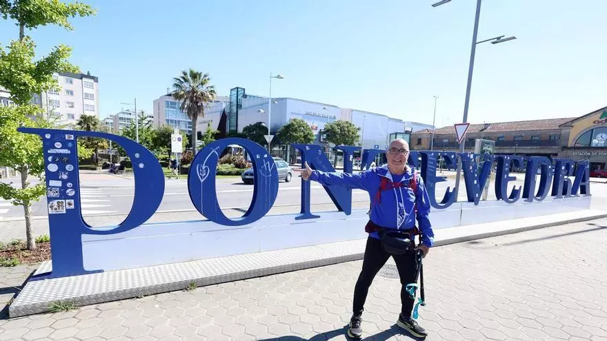 El cartel situado frente a la estación de autobuses se convierte en una parada simbólica para quienes entran en la ciudad por el Camino de Santiago
