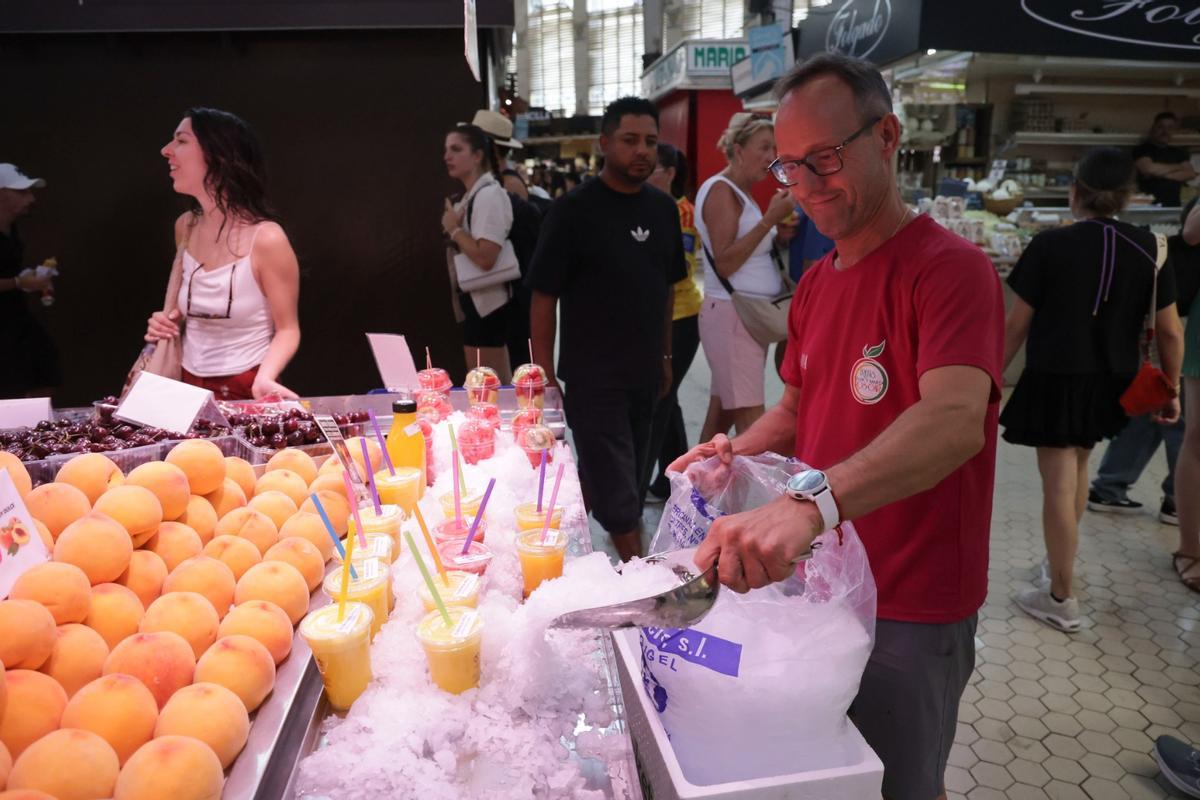 Los puestos del Mercado Central limitan el género para que no se estropee por el calor