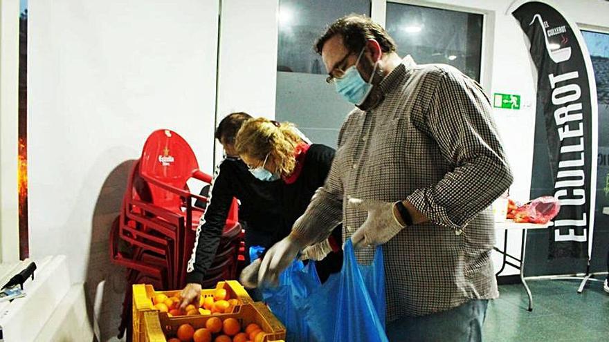 Elaboración de los lotes por parte del voluntariado. | LOREN GONZÁLEZ