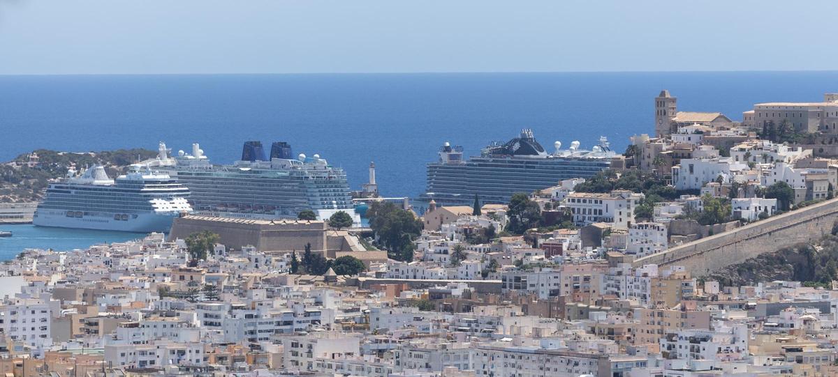 El puerto de Ibiza, con varios cruceros turísticos