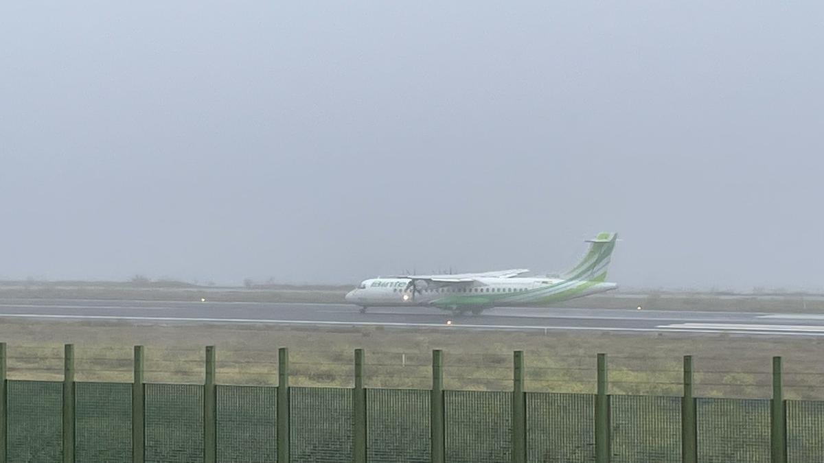 Un ATR de Binter esta mañana de sábado en Los Rodeos, bajo una niebla que dificulta la visibilidad para el normal desarrollo de la operativa.