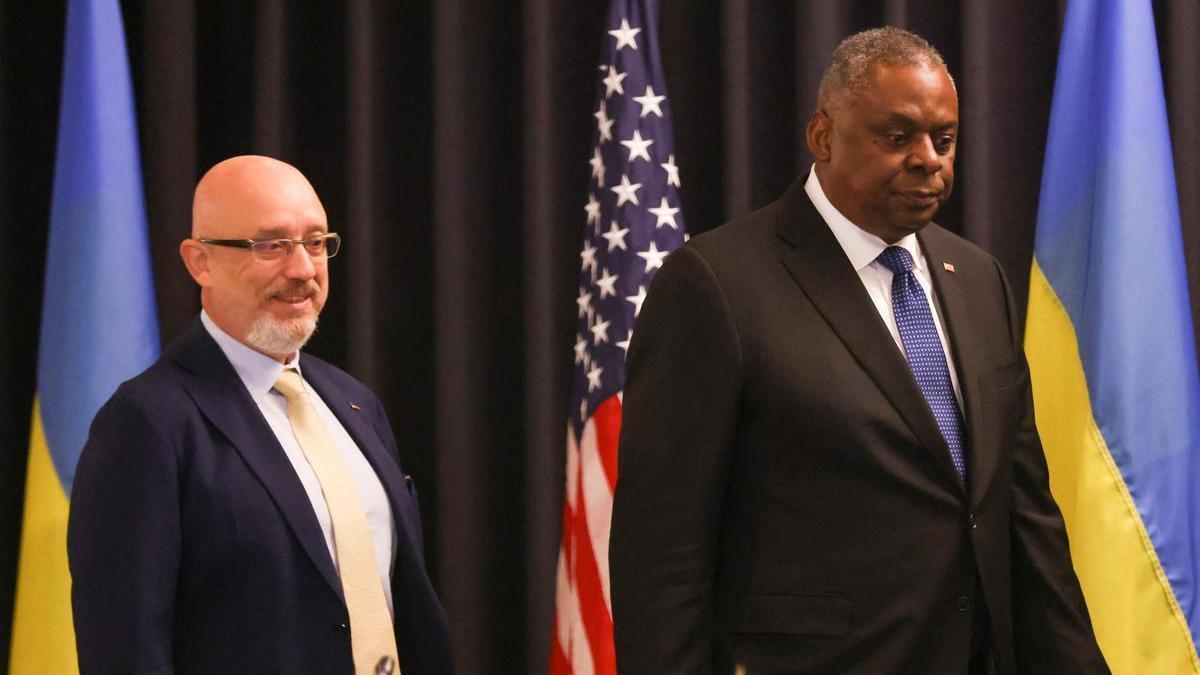El ministro de Defensa de Ucrania, Oleksiy Reznikov, y el secretario de Defensa de EEUU, Lloyd Austin, este jueves en la base de Ramstein.