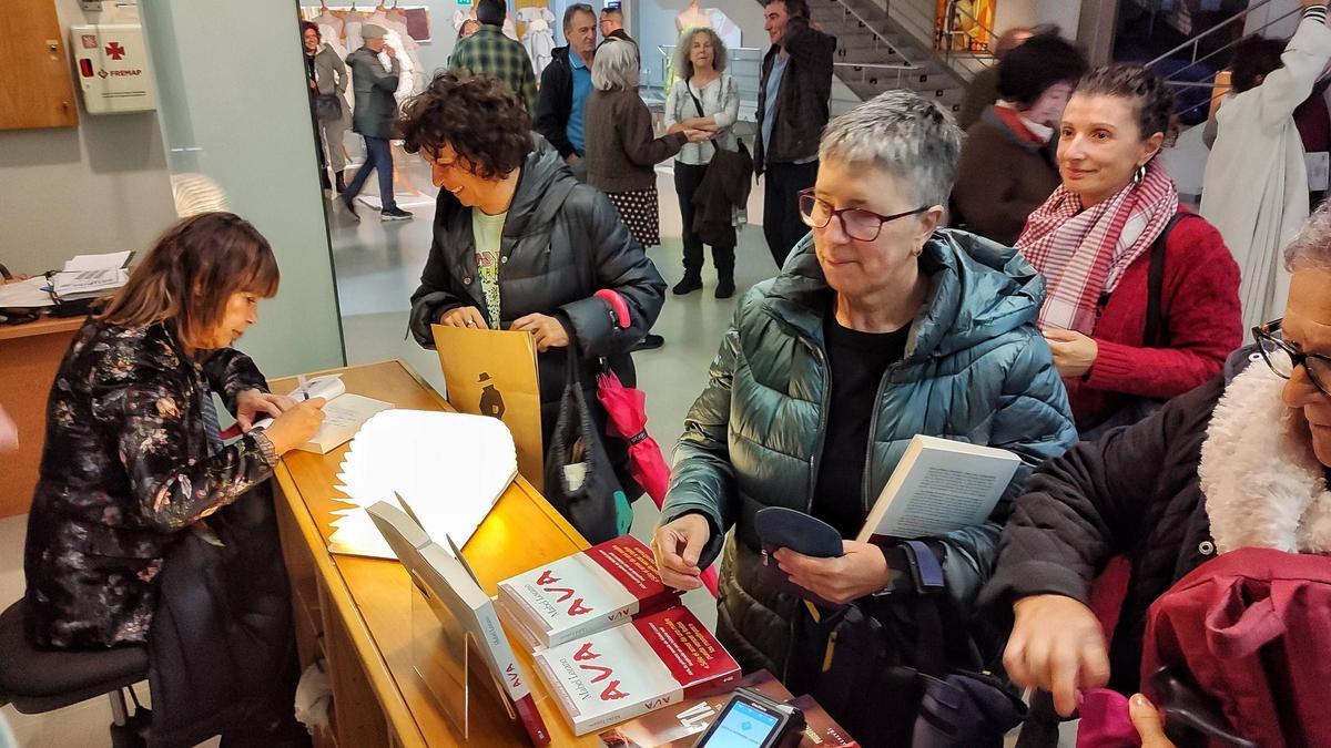 Mabel Lozano firma ayer en el Auditorio de Cangas ejemplares de su primera novela, &quot;Ava&quot;