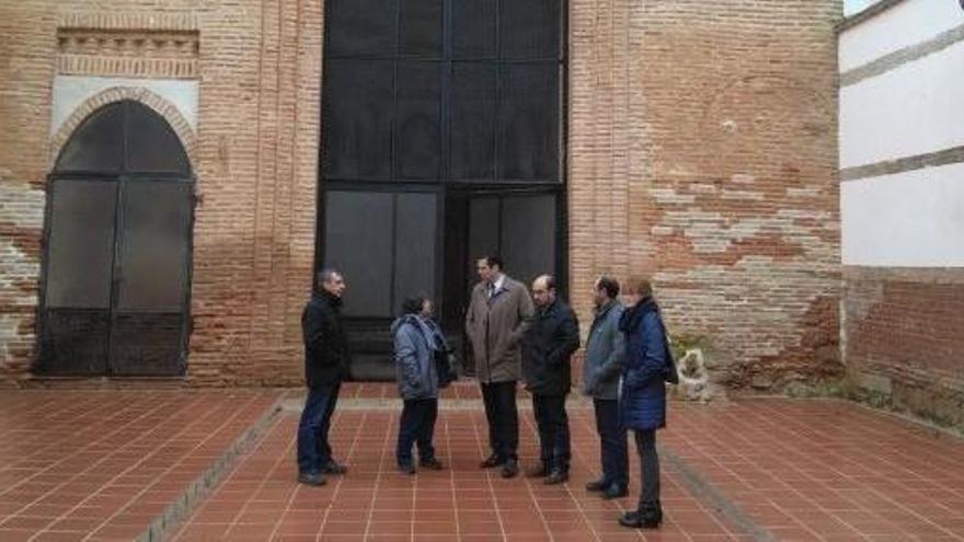 Las autoridades visitan las obras efectuadas por la Consejería de Cultura y Turismo en la iglesia de San Pedro del Olmo de Toro.