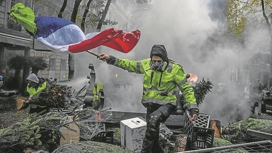 Los ‘chalecos amarillos’ incendian de nuevo París