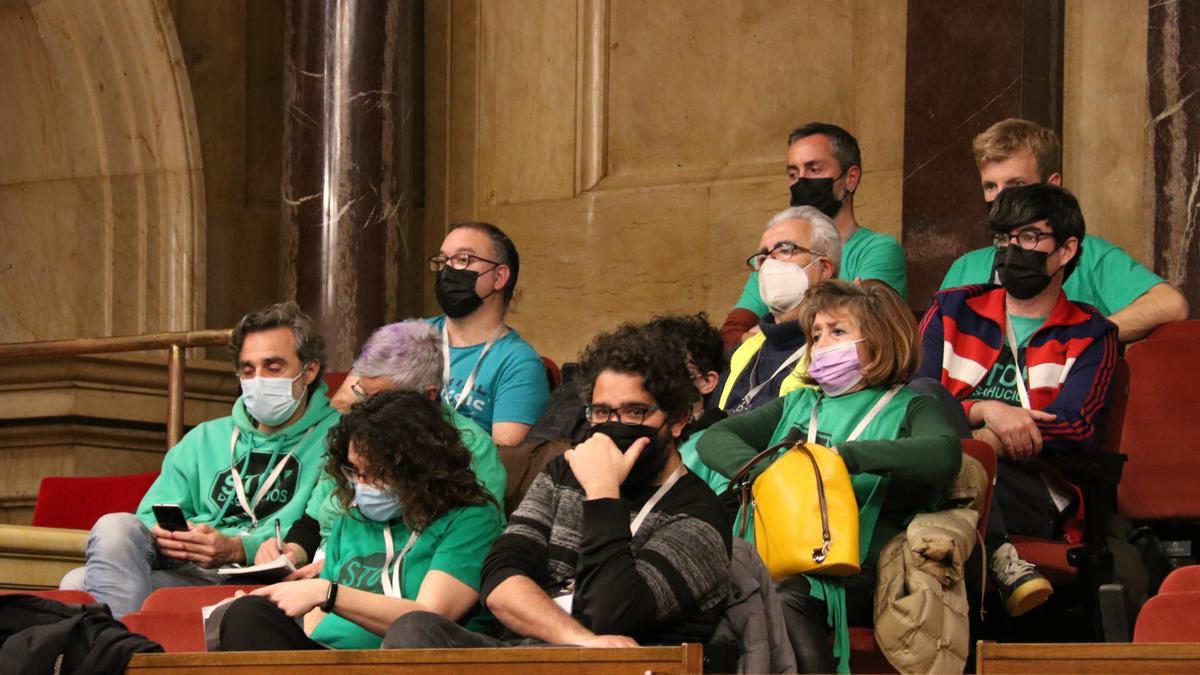 Representants de la PAH, durant el debat al Parlament sobre la nova llei antidesnonaments per afrontar l&#039;emergència habitacional