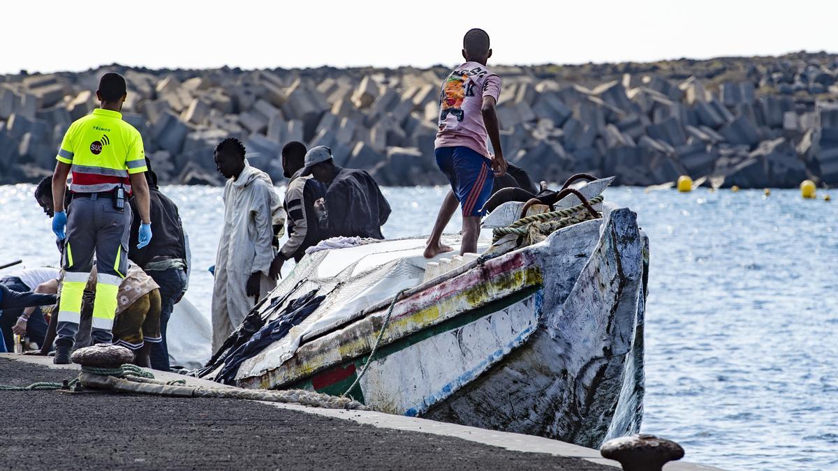 Los Servicios de Emergencias reciben a varios migrantes a su llegada al puerto de La Restinga, a 22 de septiembre de 2024, en El Hierro, Canarias (España).