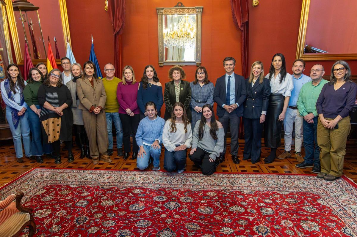 Membros da Corporación co xurado dos Premios Xohana Torres e as alumnas do IES Eduardo Pondal