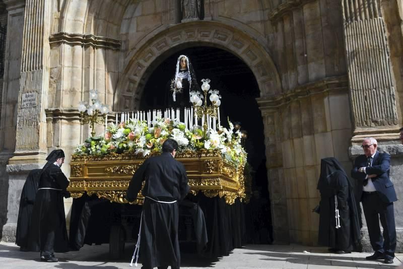 Acto de la Virgen de la Soledad ante el Cristo de la Cama