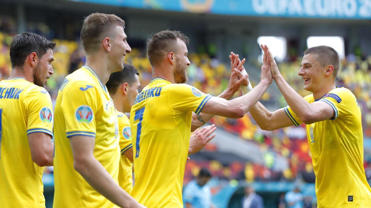 Los jugadores de Ucrania celebran uno de  los goles ante Macedonia del Norte.