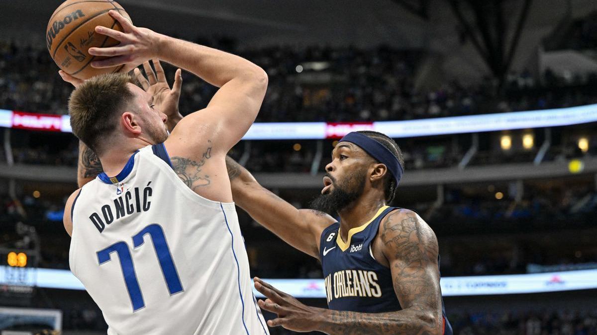 Luka Doncic, máximo anotador de la NBA, prepara el lanzamiento en un reciente partido ante New Orleans.