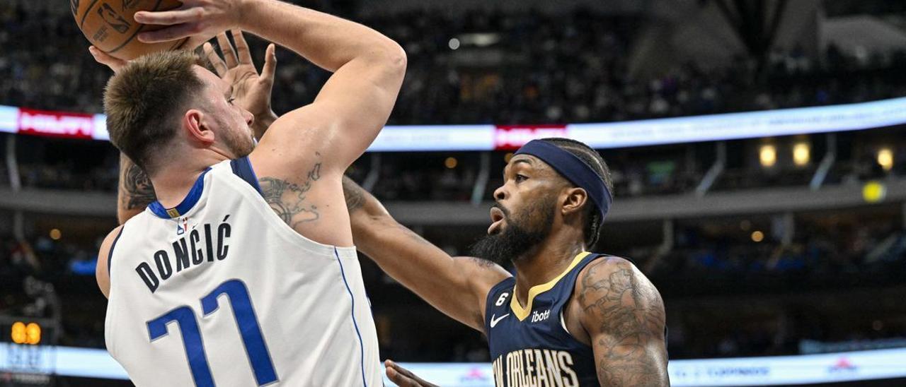 Luka Doncic, máximo anotador de la NBA, prepara el lanzamiento en un reciente partido ante New Orleans.