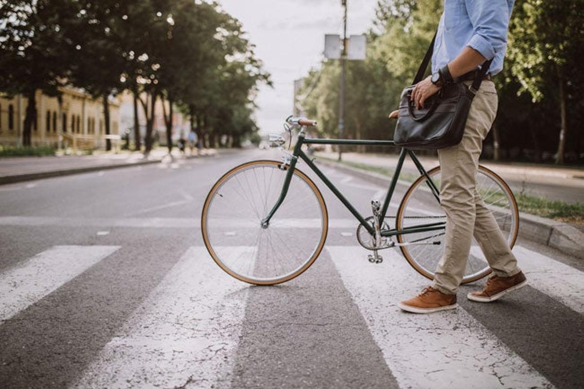 Usa la bici o el transporte público cuando estés de viaje.