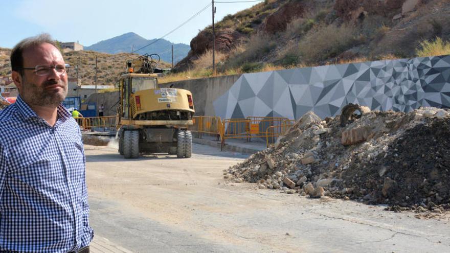 El concejal de Obras comprobando el inicio de las obras