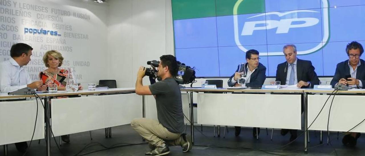 Miquel Vidal, sentado junto a Esperanza Aguirre, en la reunión de secretarios generales.