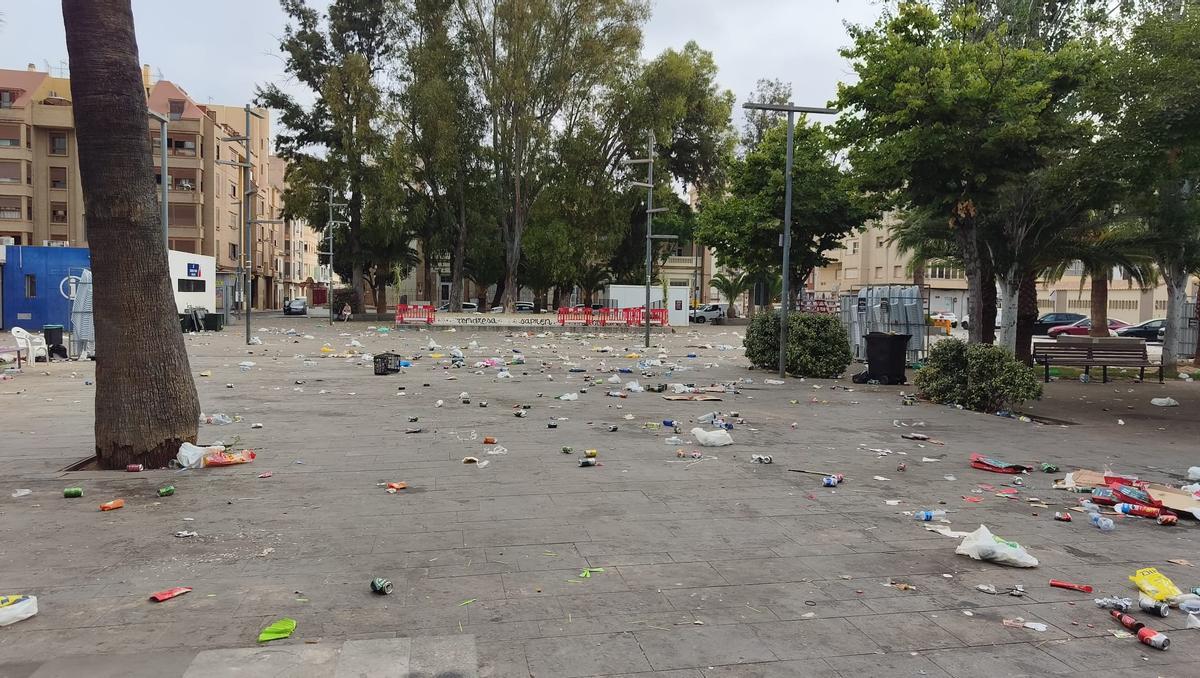 Glorieta de Sagunt en la mañana del lunes tras noche de fiesta
