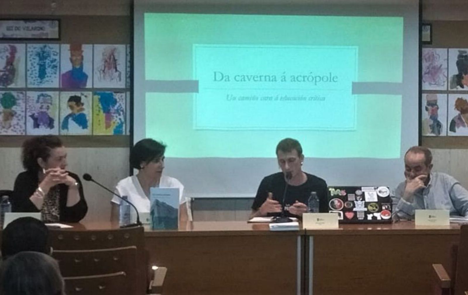 Ciro Briones, segundo pola dereita, na presentación do ensaio