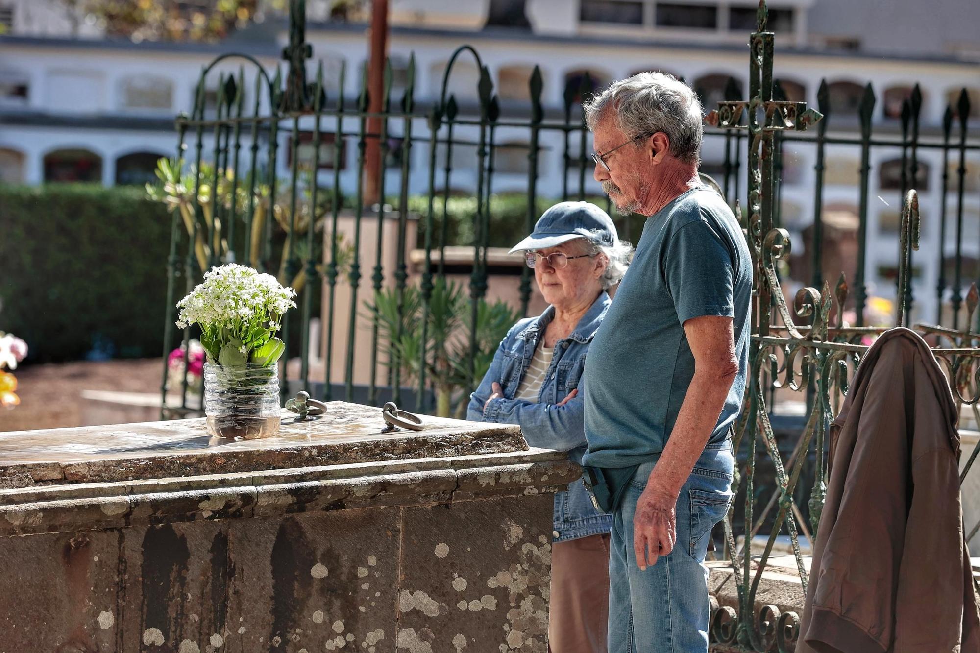 Día de Todos los Santos en el cementerio de San Juan, en La Laguna