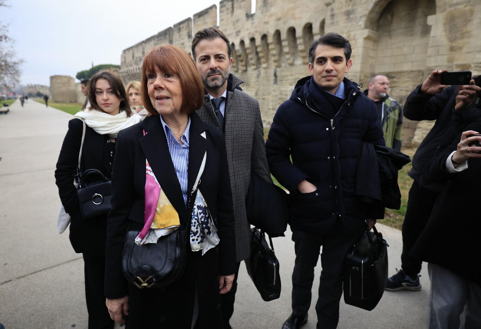 Avignon (France), 02/12/2024.- Gisele Pelicot (L), escorted by her lawyers Stephane Babonneau (R) and Antoine Camus (C), arrive at the criminal court where her husband Dominique Pelicot is on trial in Avignon, South of France, 19 December 2024. Judges will hand down verdicts on 51 men in the mass rape trial in which Dominique Pelicot is accused of drugging and raping his then-wife, Gisele Pelicot as well as inviting dozens of men to rape her while she was unconscious at their home in Mazan, France, between 2011 and 2020. (Francia) EFE/EPA/GUILLAUME HORCAJUELO