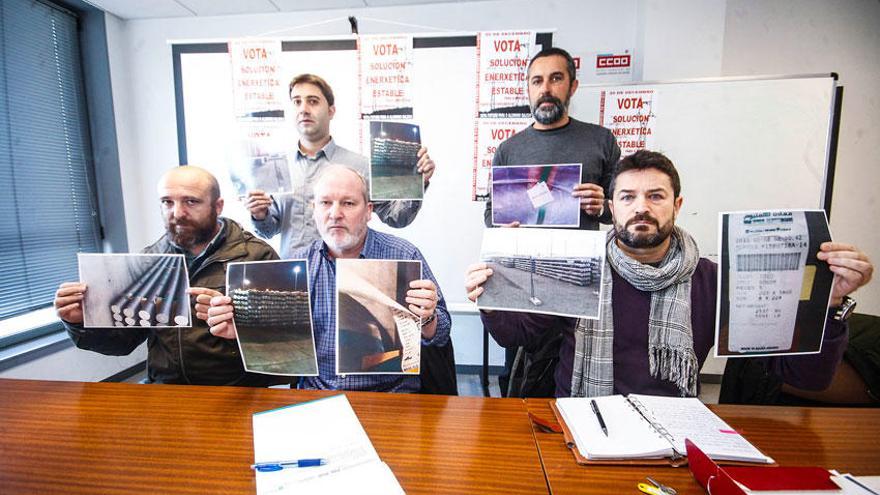 López Corbacho muestra el producto y la factura con el logo de Alcoa.