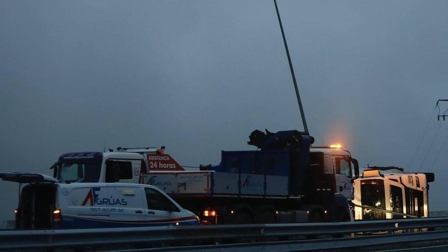 El vuelco de un tráiler en la A-4 causa importantes retenciones dirección Sevilla y Córdoba