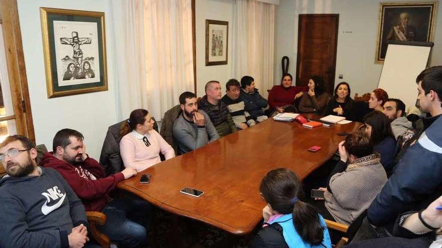La reunión entre los representantes de las comparsas y el gobierno local.  // Muñiz