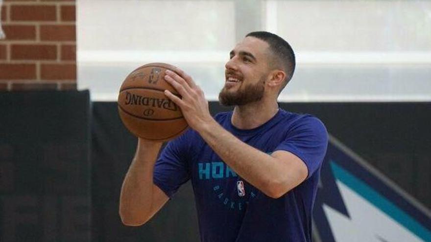 Francis Alonso, lanzando en el entrenamiento con Charlotte.