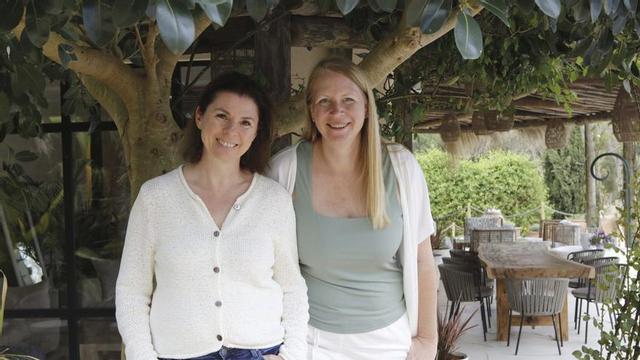 Die Retreat-Anbieterinnen Jana Gilles (li.) und Hilda Reed auf der Finca „Only Summer“ in Llubí.