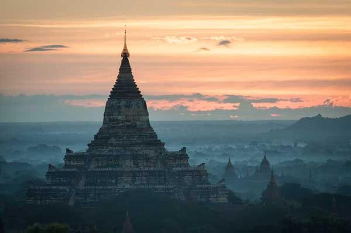 Atardecer sobre los Templos de Bagan.