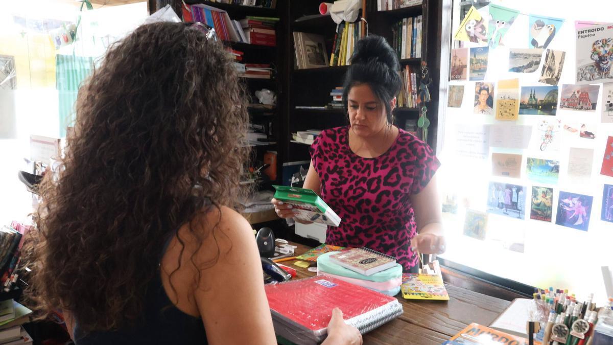 Una clienta compra material escolar para el nuevo curso en una librería de Zamora.