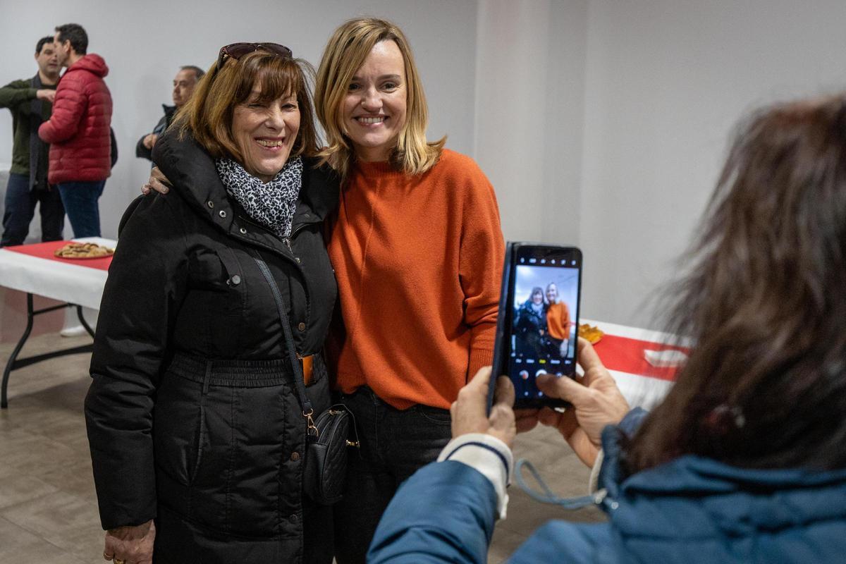 Pilar Alegría se toma una foto con una simpatizante, en Sarrión.