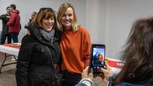 Pilar Alegría se toma una foto con una simpatizante, en Sarrión.