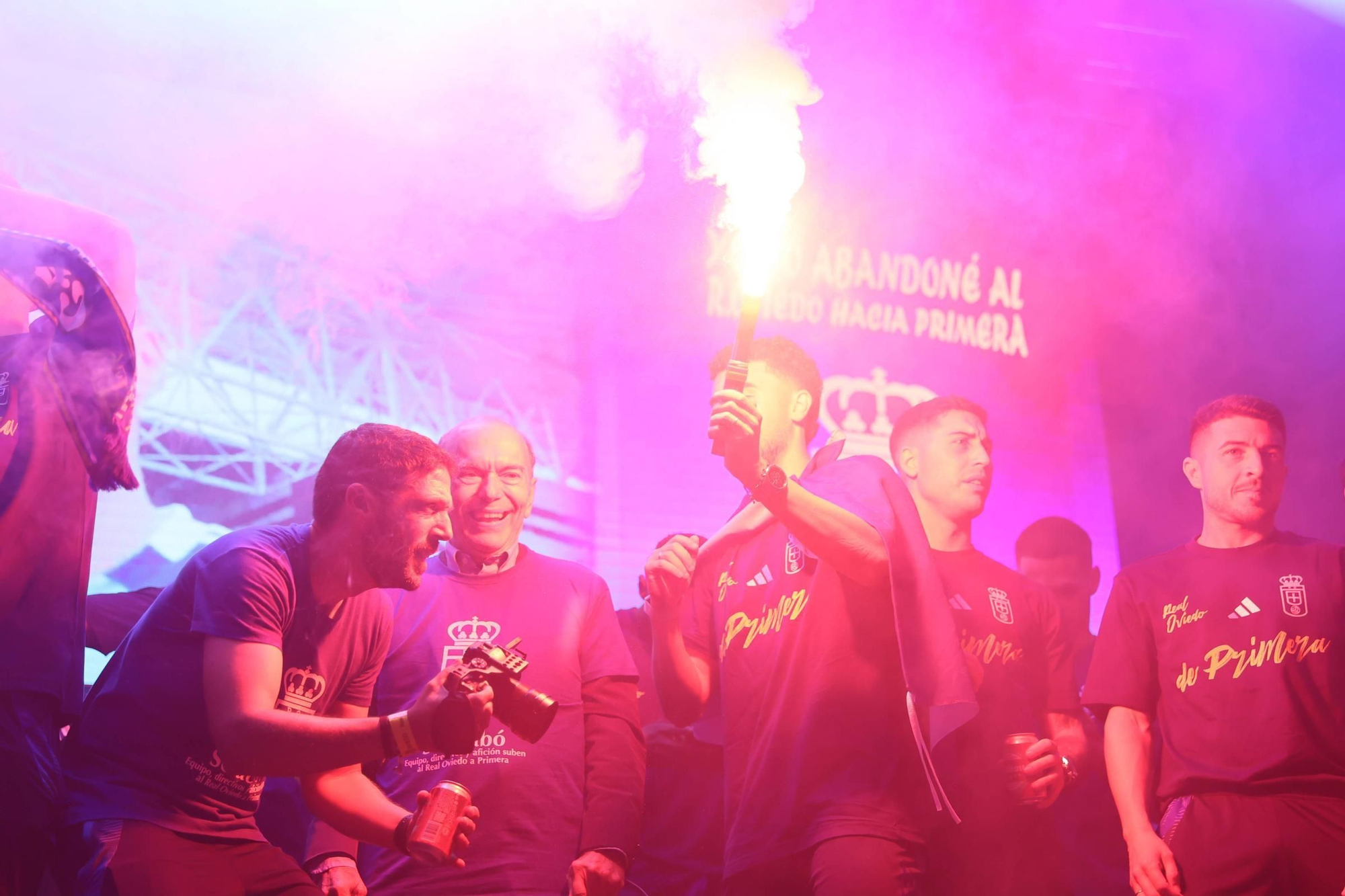 EN IMÁGENES | Así se celebró el ascenso del Oviedo a Primera: la afición estalla en una noche histórica